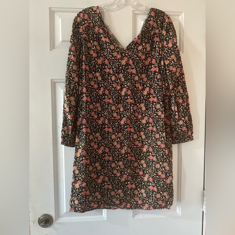 Old Navy‎ Black Floral V-Neck Long Sleeve Shift Dress. Size small.